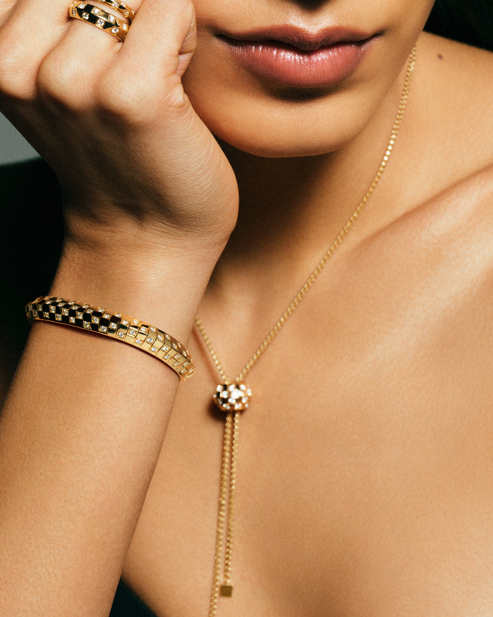 Chez Louis Vuitton, le Damier grimpe jusqu'aux oreilles 30 LE DAMIER DE LOUIS VUITTON 2026 LOUIS VUITTON JOAILLERIE ©Charlotte Stouvenot 18 1