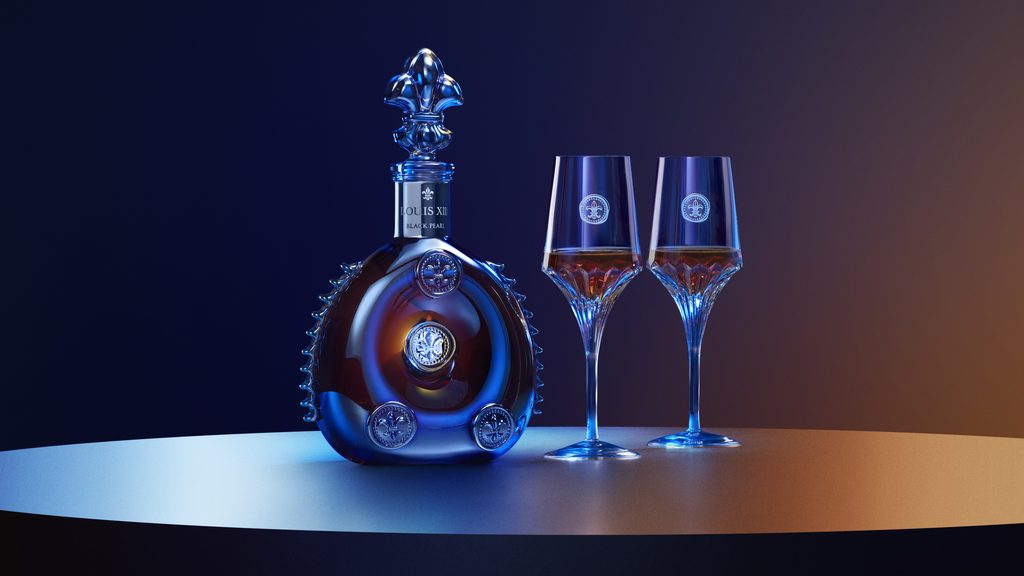 Ce que LOUIS XIII accepte enfin de partager du Grollet 37 LOUISXIII BLACKPEARL DECANTER GLASSES LIFESTYLE 16x9 RGB