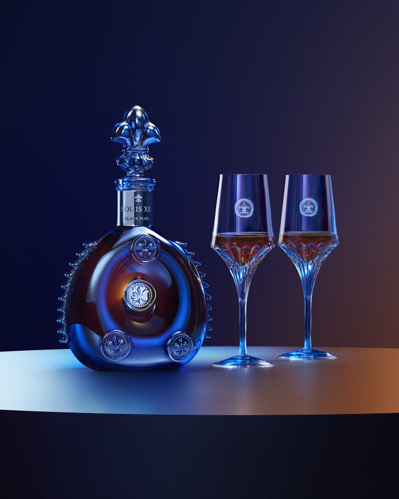 Ce que LOUIS XIII accepte enfin de partager du Grollet 39 LOUISXIII BLACKPEARL DECANTER GLASSES LIFESTYLE 4x5 RGB