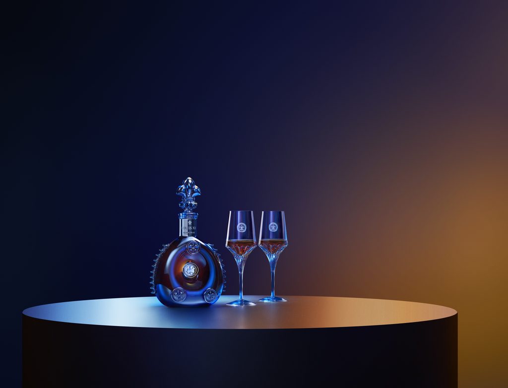 Ce que LOUIS XIII accepte enfin de partager du Grollet 26 LOUISXIII BLACKPEARL DECANTER GLASSES LIFESTYLE full RGB