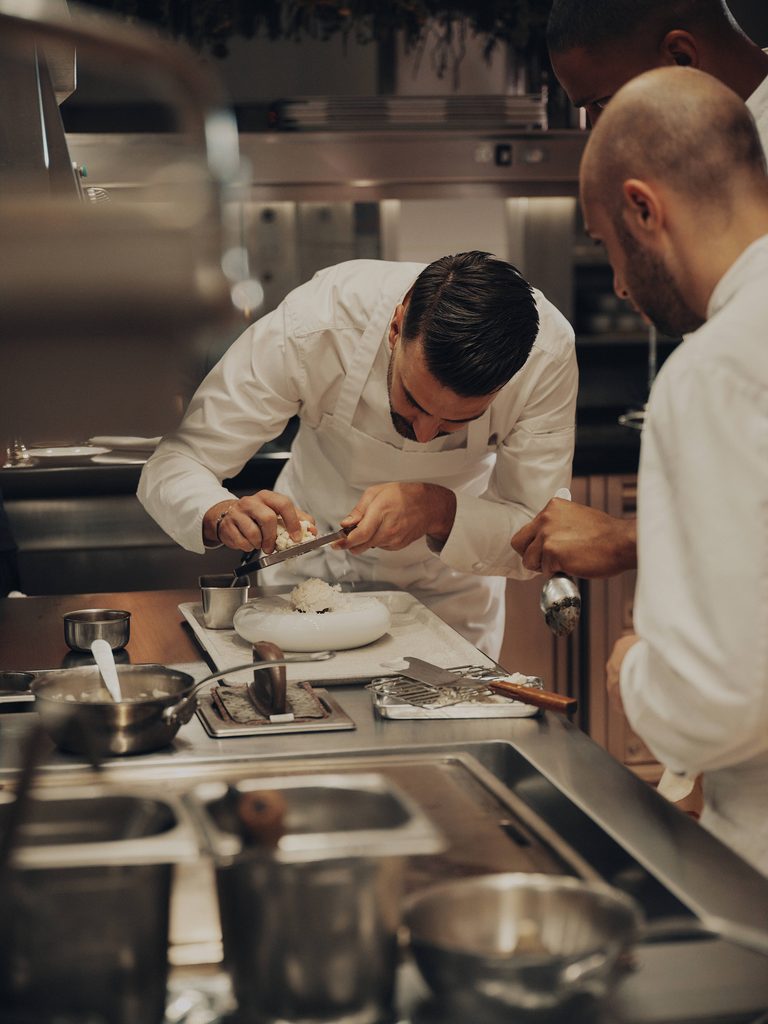 The Stage au Meurice : six dîners, 24 convives par soir, une installation de Harry Nuriev 29 Le Meurice Team Portraiture Chef Amaury Bouhours Executive Chef Kitchen Dorchester Collection 768x1024 1