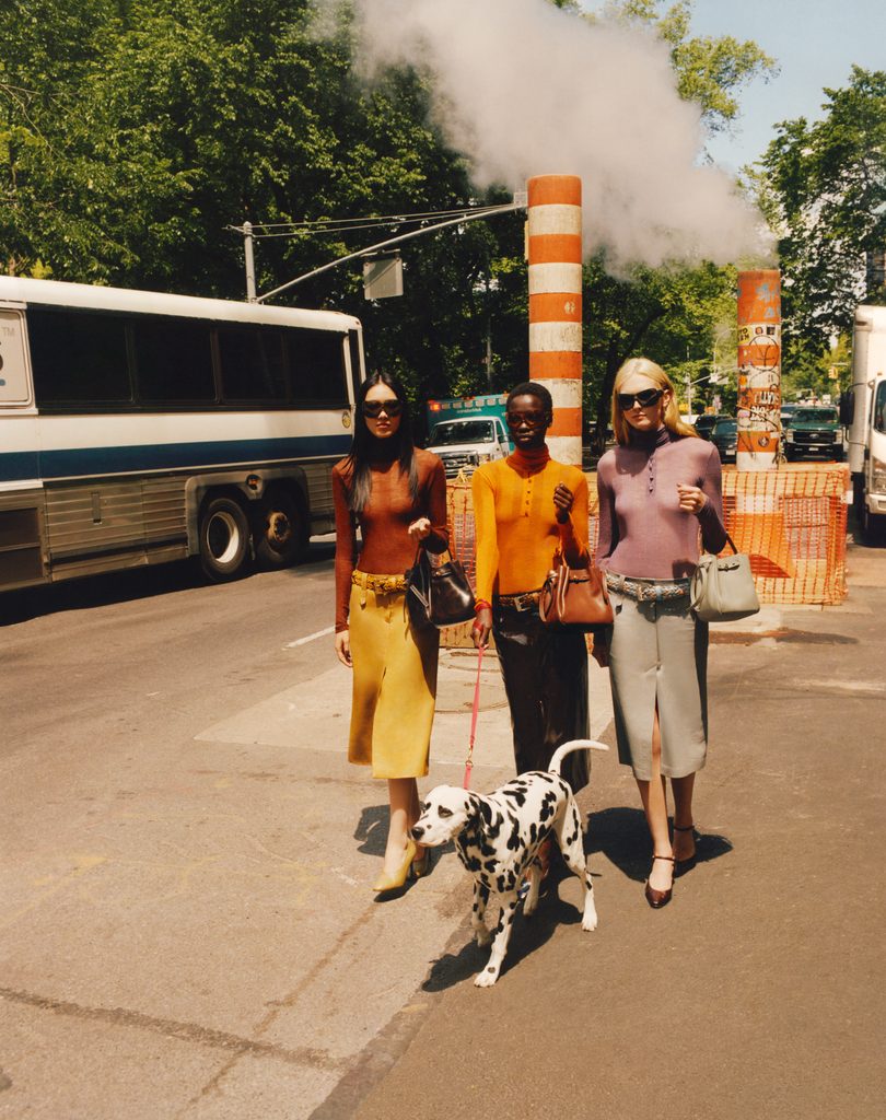 Tory Burch photographie New York à hauteur de laisse 31 Low Res 150 DPI TB FAL26 CAMPAIGN ROMY BUCKET BAG SHOT 6 20