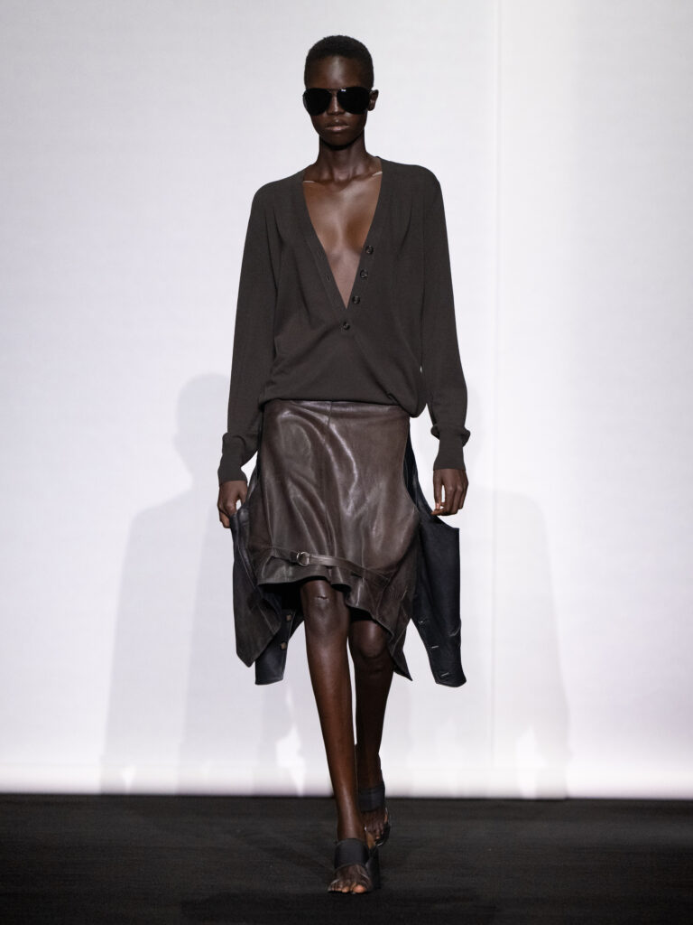 MM6 Maison Margiela déplace les vêtements plutôt que de les réinventer 148 MM6 SS27 003