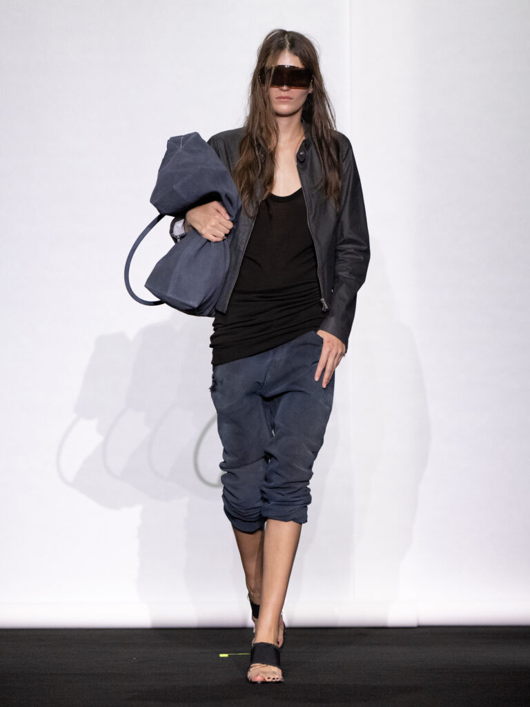 MM6 Maison Margiela déplace les vêtements plutôt que de les réinventer 189 MM6 SS27 035