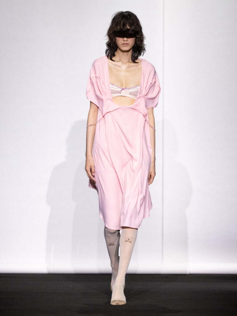 MM6 Maison Margiela déplace les vêtements plutôt que de les réinventer 165 MM6 SS27 054