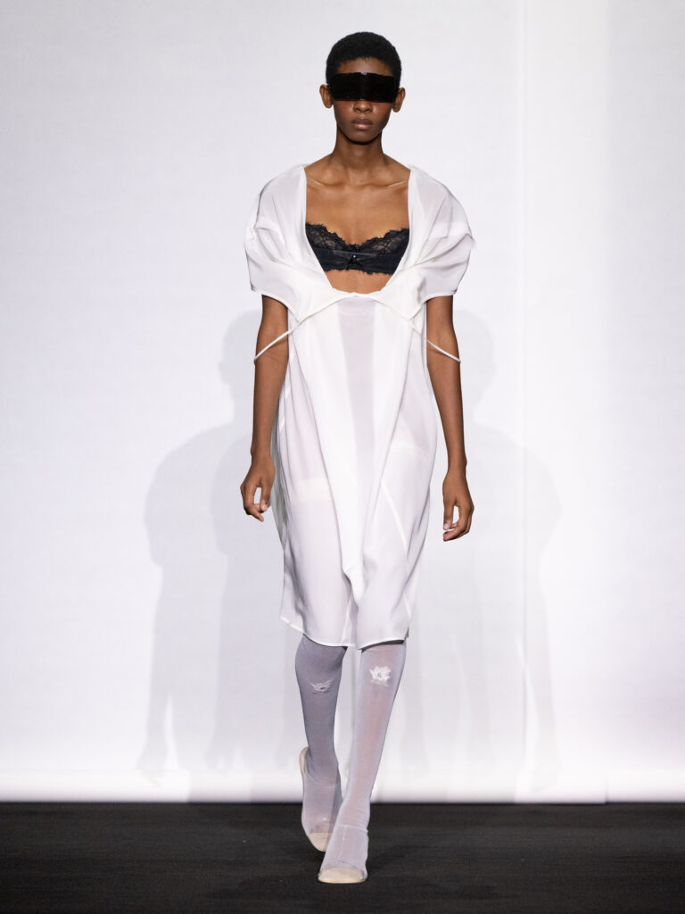 MM6 Maison Margiela déplace les vêtements plutôt que de les réinventer 168 MM6 SS27 055