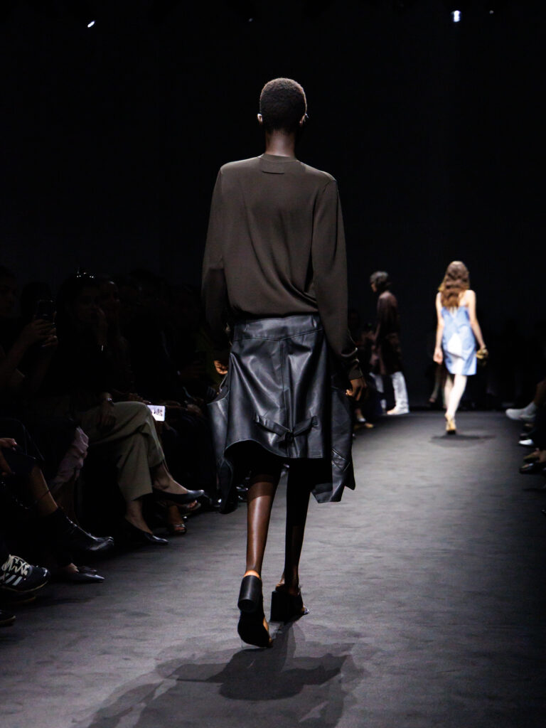 MM6 Maison Margiela déplace les vêtements plutôt que de les réinventer 30 MM6 SS27 Backs 3x4 003