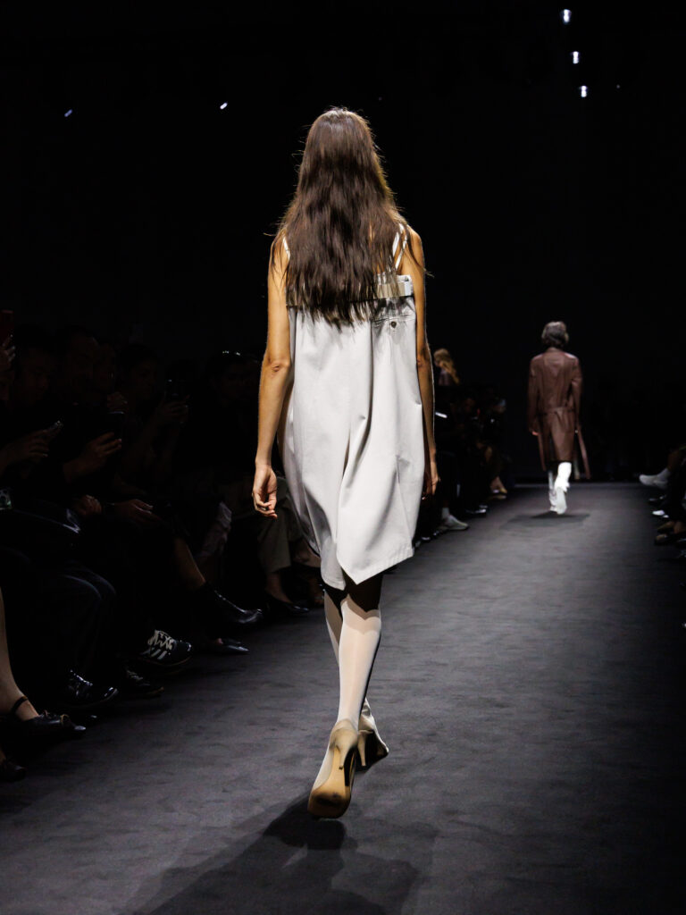 MM6 Maison Margiela déplace les vêtements plutôt que de les réinventer 29 MM6 SS27 Backs 3x4 008