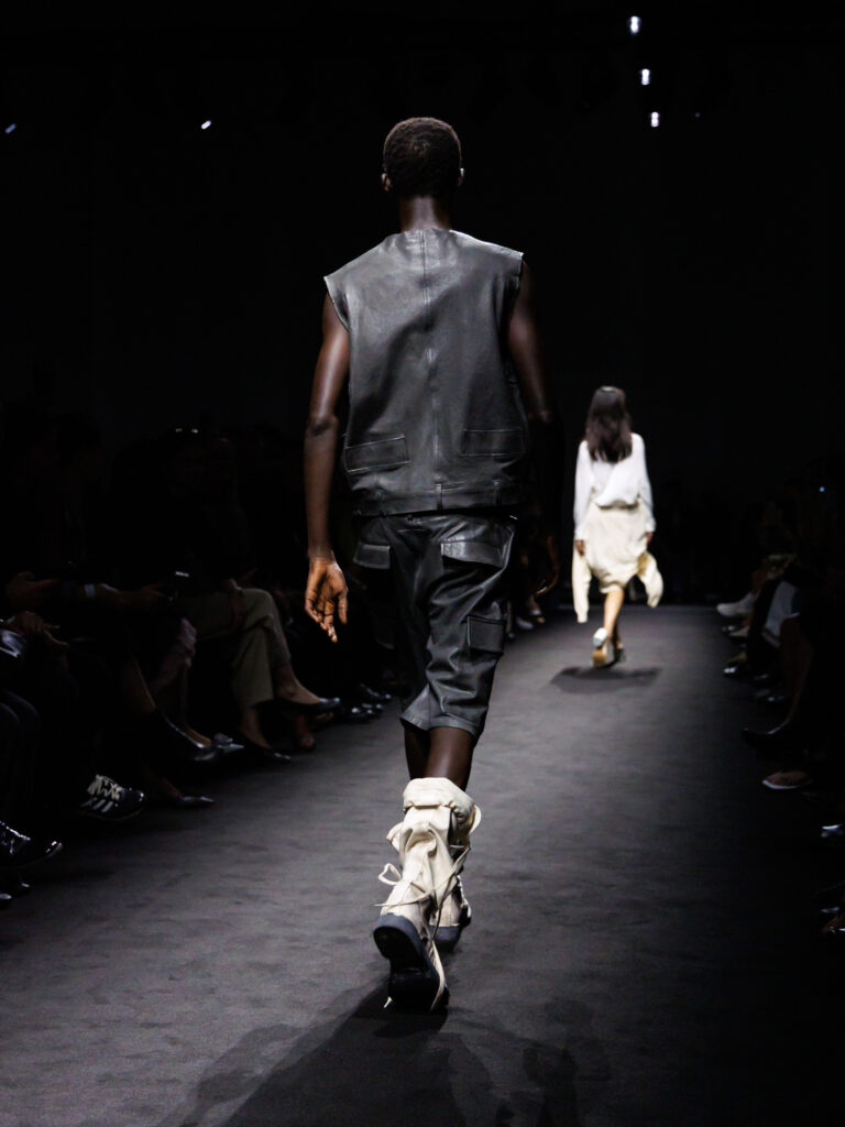 MM6 Maison Margiela déplace les vêtements plutôt que de les réinventer 25 MM6 SS27 Backs 3x4 043