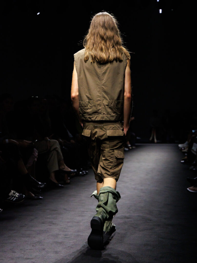 MM6 Maison Margiela déplace les vêtements plutôt que de les réinventer 27 MM6 SS27 Backs 3x4 046