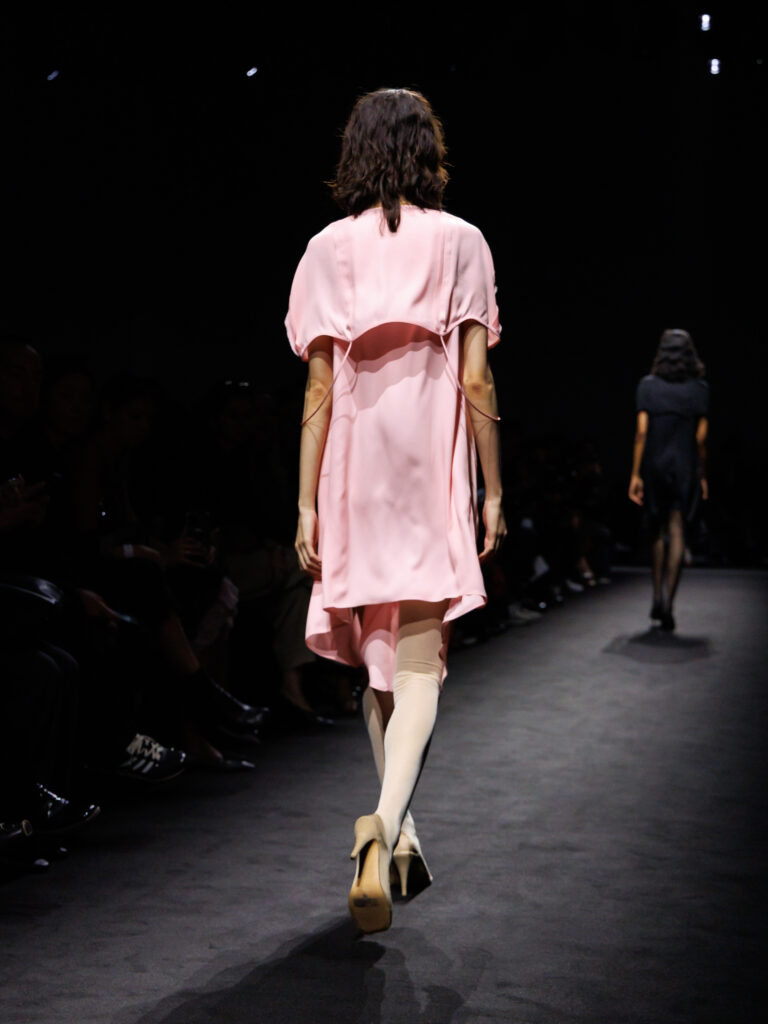 MM6 Maison Margiela déplace les vêtements plutôt que de les réinventer 26 MM6 SS27 Backs 3x4 053