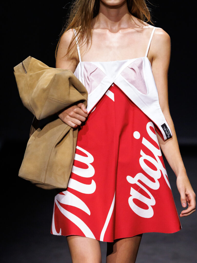 MM6 Maison Margiela déplace les vêtements plutôt que de les réinventer 73 MM6 SS27 Details 1 3x4 061