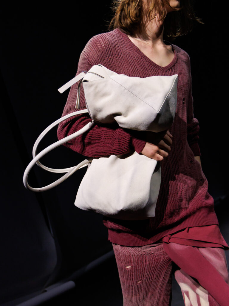 MM6 Maison Margiela déplace les vêtements plutôt que de les réinventer 46 MM6 SS27 Details 2 3x4 053
