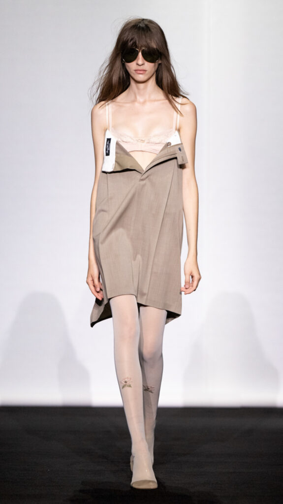MM6 Maison Margiela déplace les vêtements plutôt que de les réinventer 282 MM6 SS27 LOOK 001 2