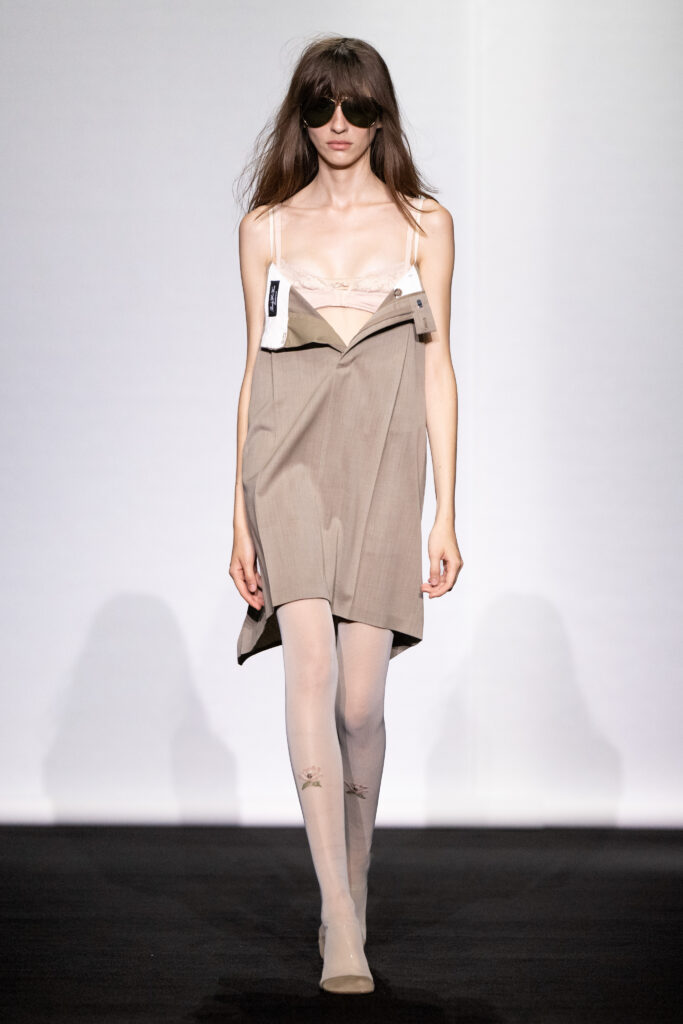 MM6 Maison Margiela déplace les vêtements plutôt que de les réinventer 117 MM6 SS27 LOOK 001