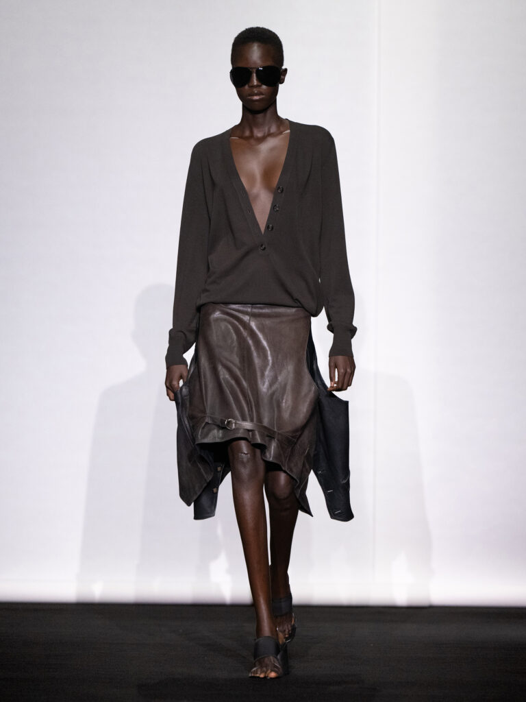 MM6 Maison Margiela déplace les vêtements plutôt que de les réinventer 233 MM6 SS27 LOOK 003 1