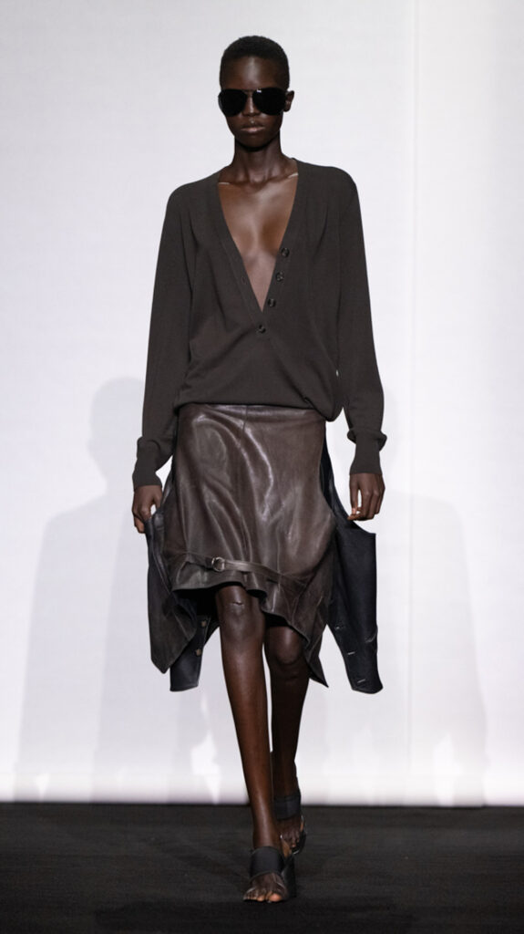 MM6 Maison Margiela déplace les vêtements plutôt que de les réinventer 288 MM6 SS27 LOOK 003 2