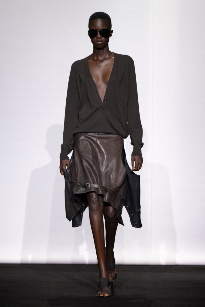 MM6 Maison Margiela déplace les vêtements plutôt que de les réinventer 123 MM6 SS27 LOOK 003
