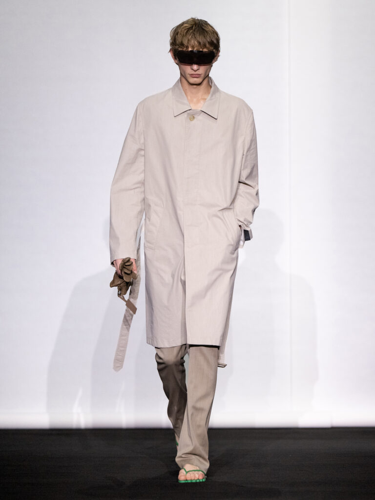 MM6 Maison Margiela déplace les vêtements plutôt que de les réinventer 239 MM6 SS27 LOOK 004 1