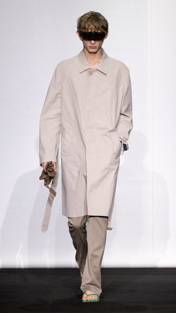 MM6 Maison Margiela déplace les vêtements plutôt que de les réinventer 294 MM6 SS27 LOOK 004 2