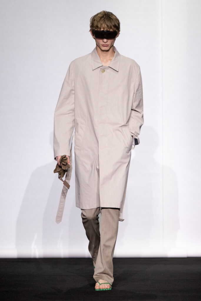 MM6 Maison Margiela déplace les vêtements plutôt que de les réinventer 129 MM6 SS27 LOOK 004