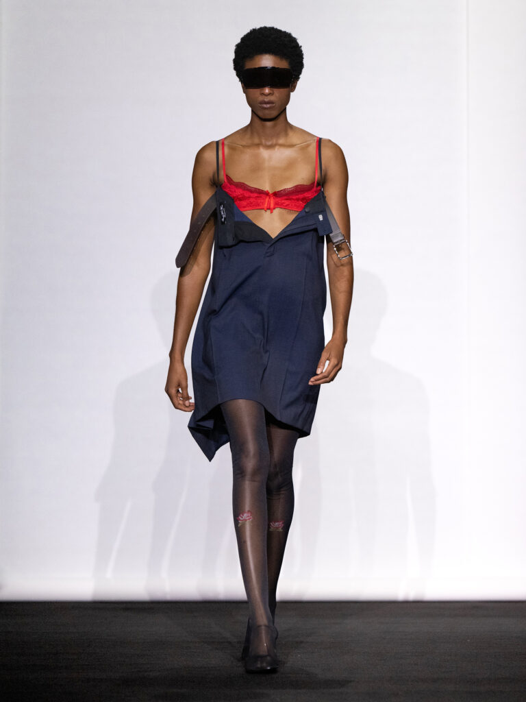 MM6 Maison Margiela déplace les vêtements plutôt que de les réinventer 242 MM6 SS27 LOOK 005 1