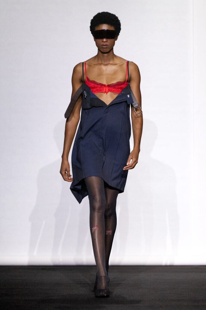 MM6 Maison Margiela déplace les vêtements plutôt que de les réinventer 132 MM6 SS27 LOOK 005