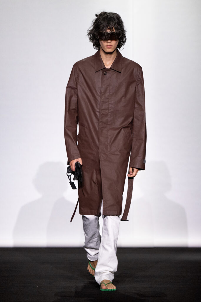 MM6 Maison Margiela déplace les vêtements plutôt que de les réinventer 124 MM6 SS27 LOOK 007
