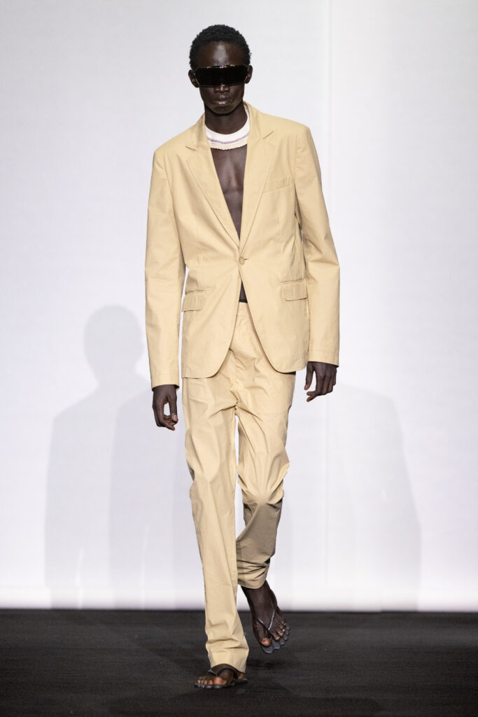 MM6 Maison Margiela déplace les vêtements plutôt que de les réinventer 128 MM6 SS27 LOOK 010