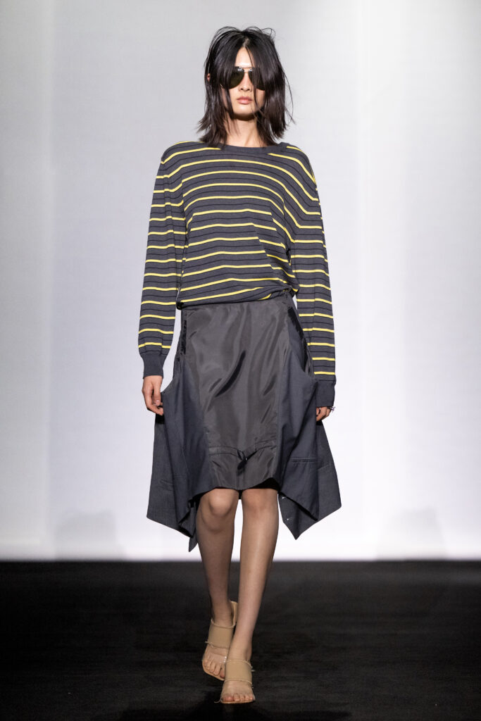 MM6 Maison Margiela déplace les vêtements plutôt que de les réinventer 133 MM6 SS27 LOOK 011