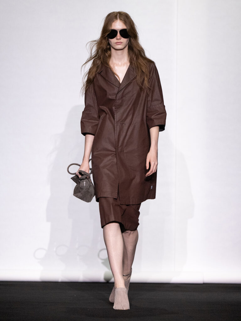 MM6 Maison Margiela déplace les vêtements plutôt que de les réinventer 236 MM6 SS27 LOOK 012 1