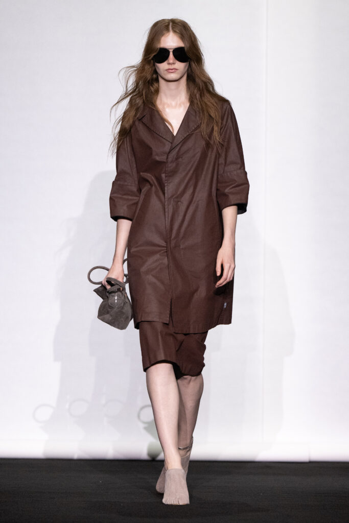 MM6 Maison Margiela déplace les vêtements plutôt que de les réinventer 126 MM6 SS27 LOOK 012