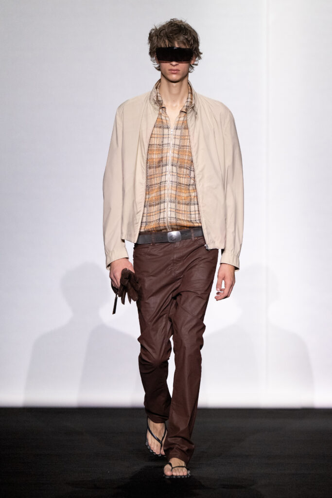 MM6 Maison Margiela déplace les vêtements plutôt que de les réinventer 116 MM6 SS27 LOOK 015