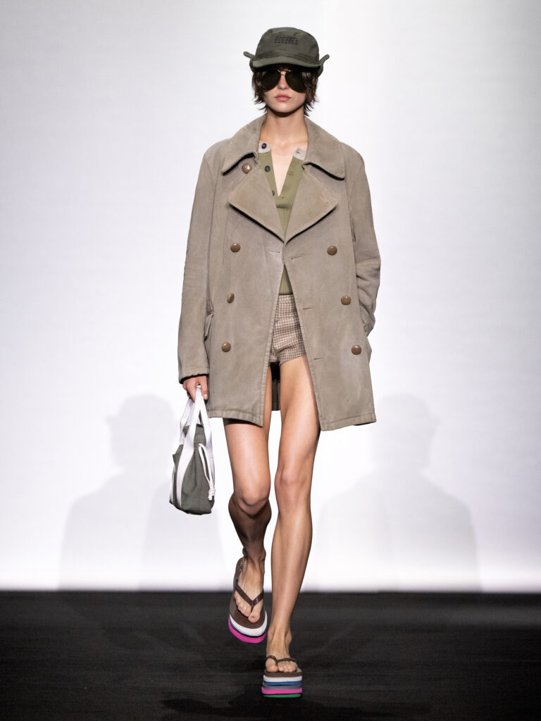 MM6 Maison Margiela déplace les vêtements plutôt que de les réinventer 214 MM6 SS27 LOOK 022 1