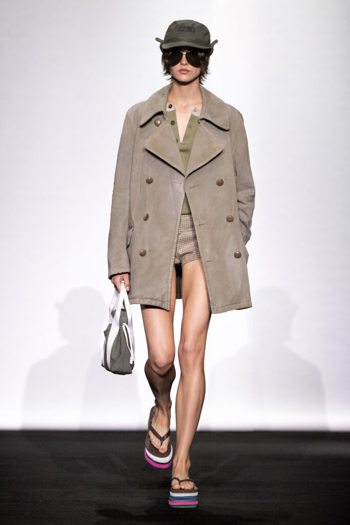 MM6 Maison Margiela déplace les vêtements plutôt que de les réinventer 104 MM6 SS27 LOOK 022