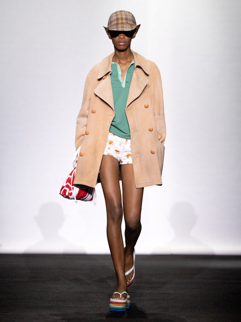MM6 Maison Margiela déplace les vêtements plutôt que de les réinventer 223 MM6 SS27 LOOK 024 1