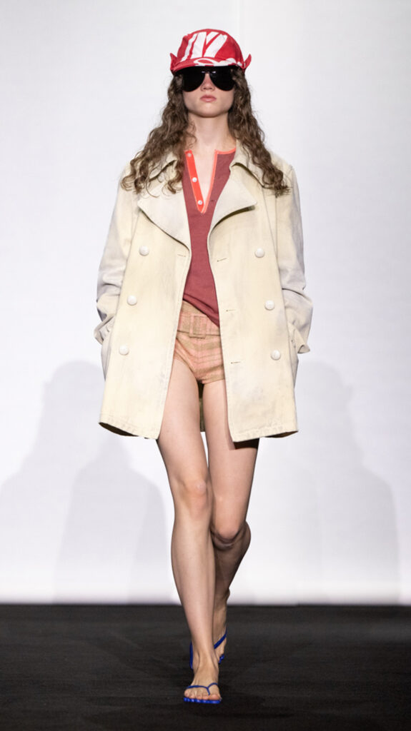 MM6 Maison Margiela déplace les vêtements plutôt que de les réinventer 284 MM6 SS27 LOOK 028 2