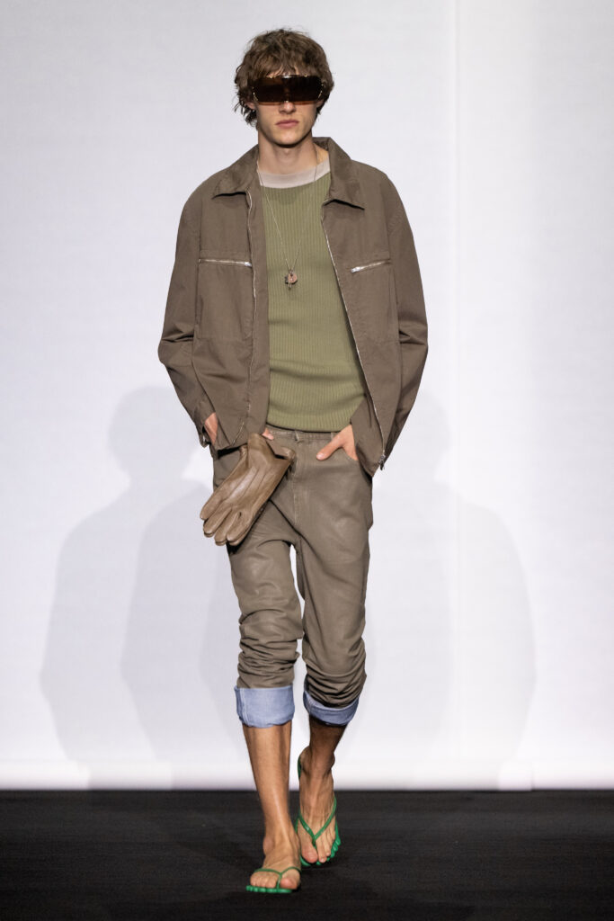 MM6 Maison Margiela déplace les vêtements plutôt que de les réinventer 102 MM6 SS27 LOOK 037