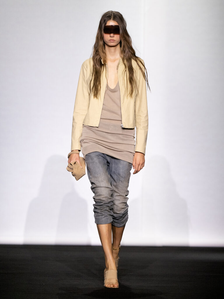 MM6 Maison Margiela déplace les vêtements plutôt que de les réinventer 240 MM6 SS27 LOOK 038 1