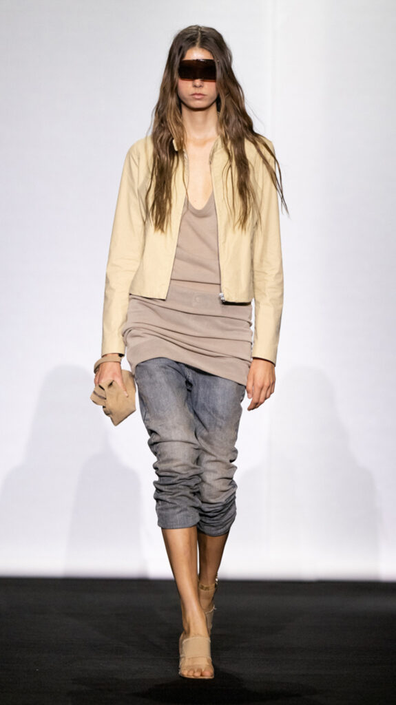 MM6 Maison Margiela déplace les vêtements plutôt que de les réinventer 295 MM6 SS27 LOOK 038 2