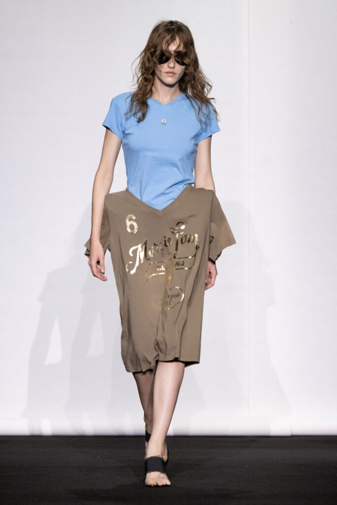 MM6 Maison Margiela déplace les vêtements plutôt que de les réinventer 82 MM6 SS27 LOOK 042