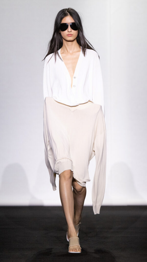 MM6 Maison Margiela déplace les vêtements plutôt que de les réinventer 246 MM6 SS27 LOOK 043 2