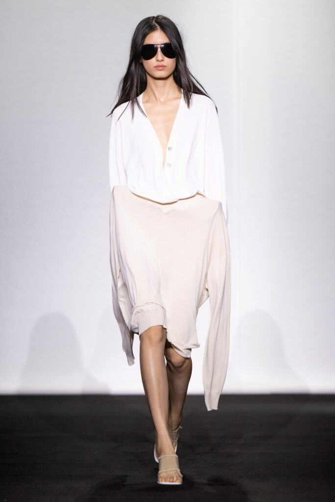 MM6 Maison Margiela déplace les vêtements plutôt que de les réinventer 81 MM6 SS27 LOOK 043
