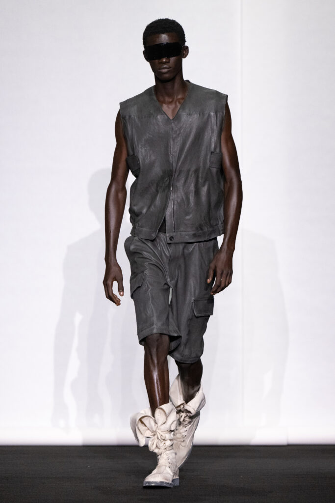 MM6 Maison Margiela déplace les vêtements plutôt que de les réinventer 90 MM6 SS27 LOOK 044