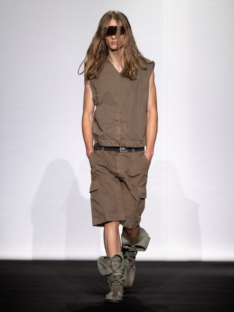 MM6 Maison Margiela déplace les vêtements plutôt que de les réinventer 203 MM6 SS27 LOOK 047 1