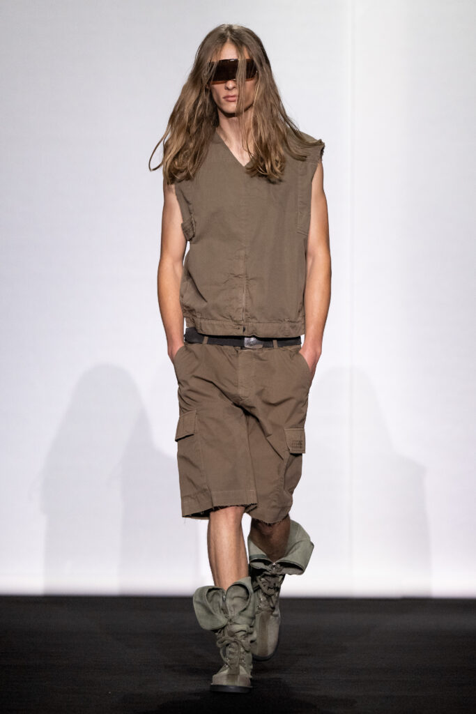 MM6 Maison Margiela déplace les vêtements plutôt que de les réinventer 93 MM6 SS27 LOOK 047