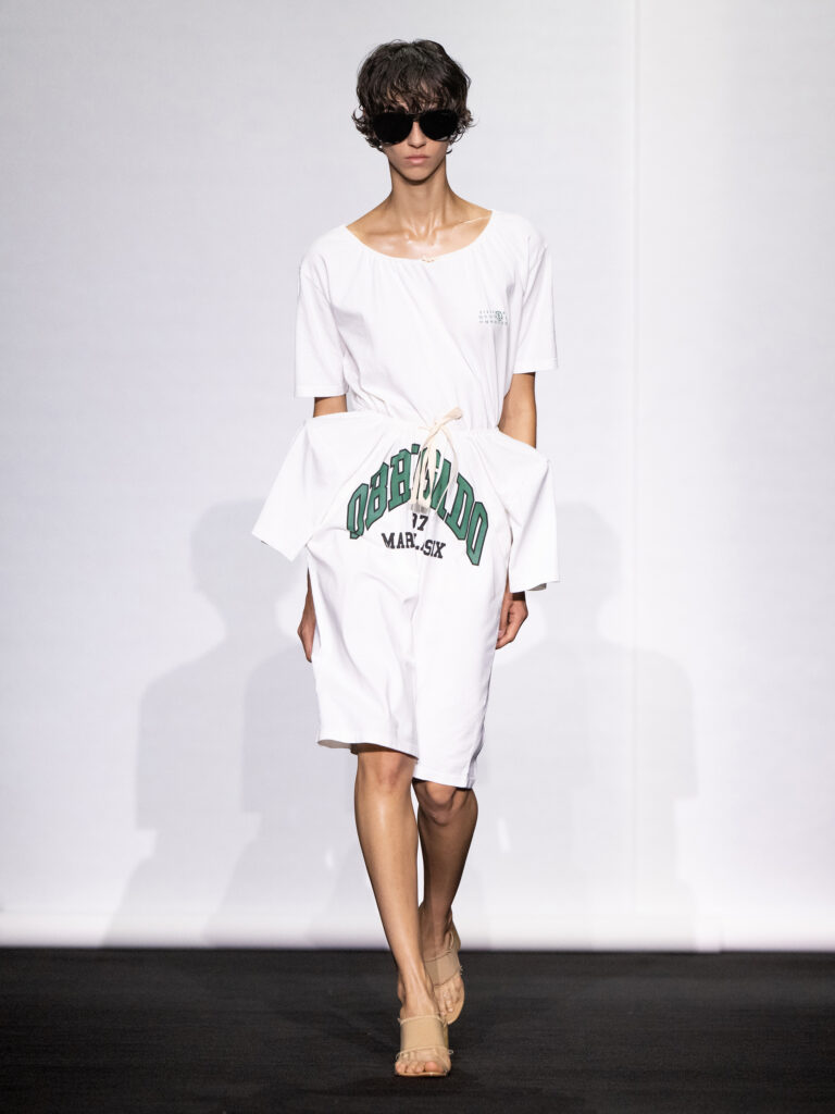 MM6 Maison Margiela déplace les vêtements plutôt que de les réinventer 245 MM6 SS27 LOOK 048 1