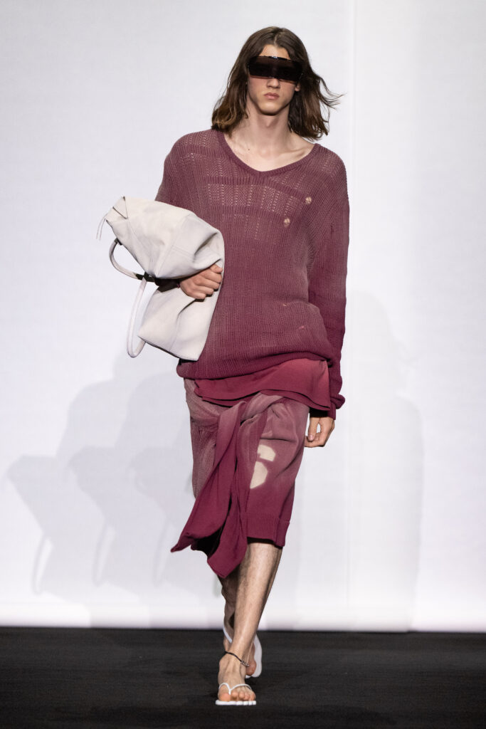 MM6 Maison Margiela déplace les vêtements plutôt que de les réinventer 134 MM6 SS27 LOOK 049