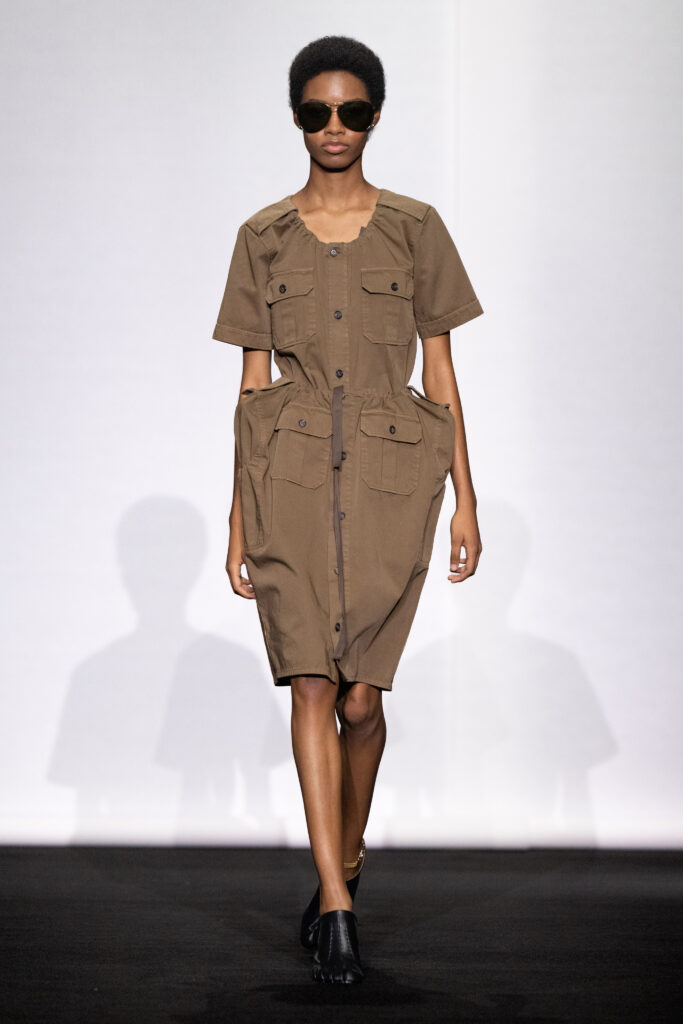 MM6 Maison Margiela déplace les vêtements plutôt que de les réinventer 89 MM6 SS27 LOOK 050