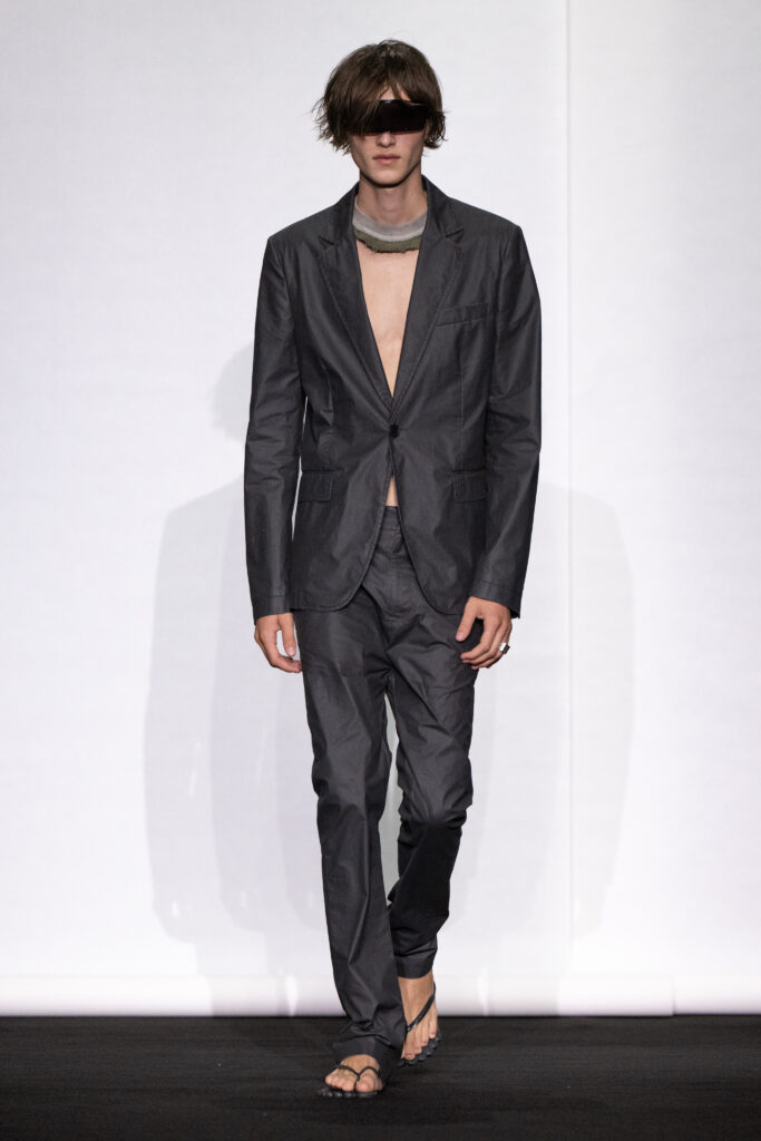 MM6 Maison Margiela déplace les vêtements plutôt que de les réinventer 91 MM6 SS27 LOOK 052